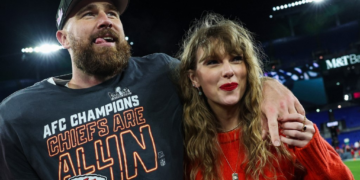 Jardim intimista, smoking branco, celular proibido: os detalhes do casamento de Taylor Swift e Travis Kelce, segundo convidados