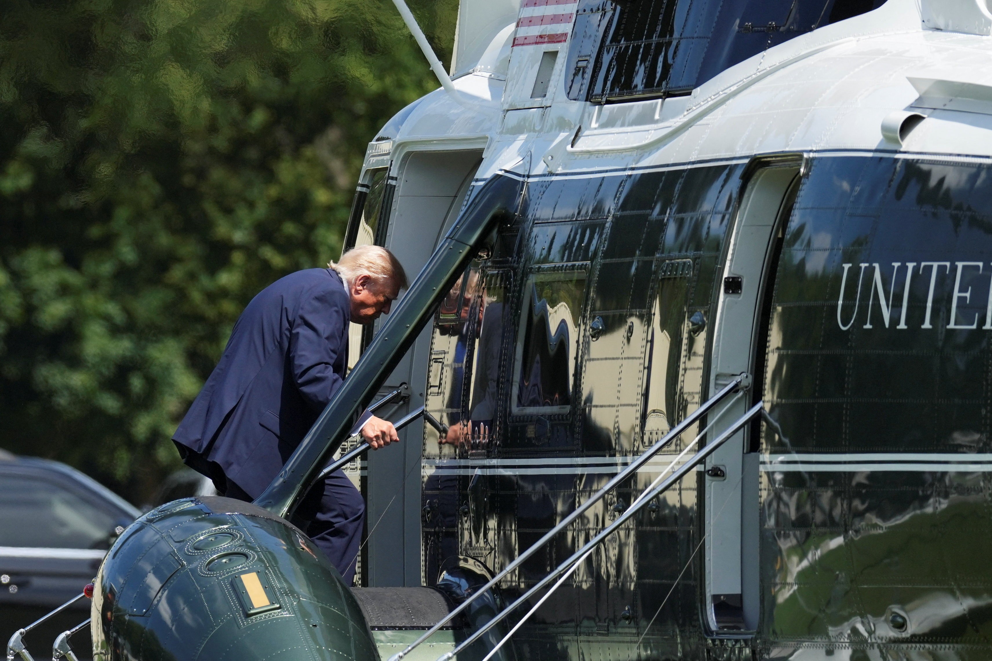 Quebra de protocolo faz helicóptero de Trump passar a pouco mais de 1 km de avião comercial, diz jornal