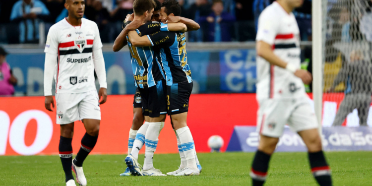 Grêmio vira sobre o São Paulo para deixar o Z4 do Brasileirão