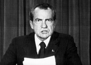 “Lamento profundamente quaisquer danos”: renúncia de Nixon faz aniversário