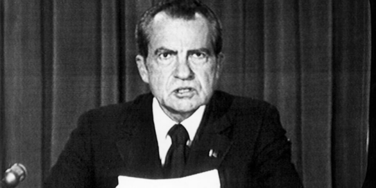 “Lamento profundamente quaisquer danos”: renúncia de Nixon faz aniversário