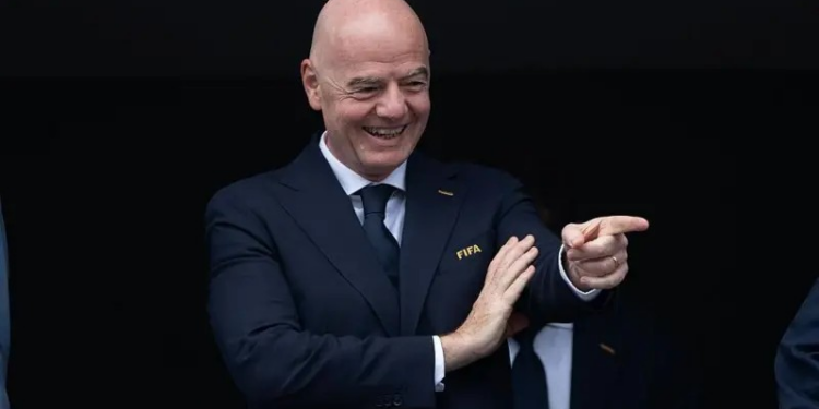 As regalias e a influência do presidente da Fifa, o homem mais poderoso (e polêmico) do futebol