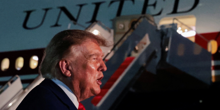 Trump confirma voo secreto e diz que seguiu orientação militar por ameaça: 'Não confio no Irã'