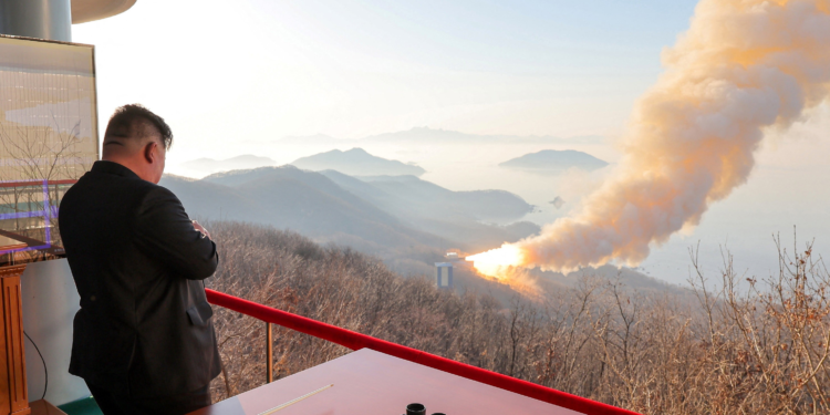 Coreia do Norte lança míssil balístico em direção ao mar do Japão, diz Coreia do Sul