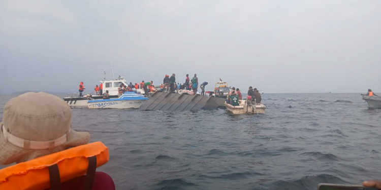 Número de mortos em acidente com balsa superlotada no Zimbábue sobe para 80