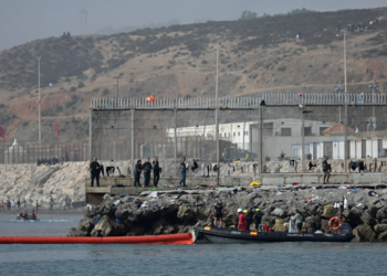 'Fronteira no mar': VÍDEO mostra momento em que Espanha implanta barreira marítima em Ceuta