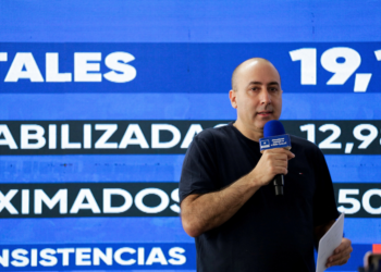 Quem é Fernando Cerimedo, o influencer argentino próximo a Eduardo Bolsonaro que preso na Bolívia