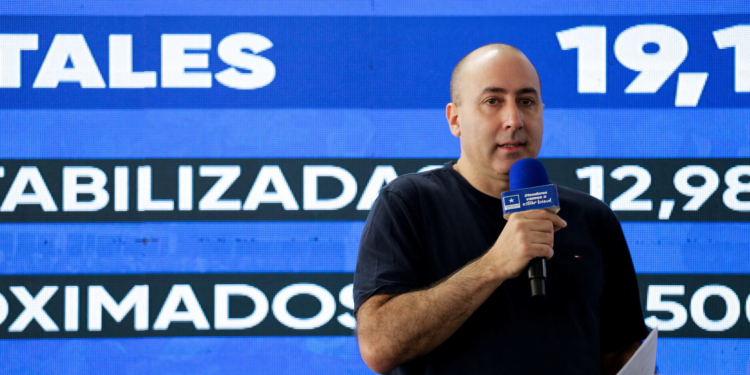 Quem é Fernando Cerimedo, o influencer argentino próximo a Eduardo Bolsonaro que preso na Bolívia