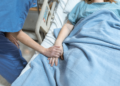 França promulga lei que permite assistência para morrer