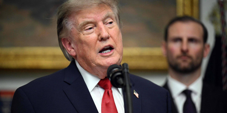 Em termos vagos, Trump declara guerra econômica e ameaça países que ajudam Irã