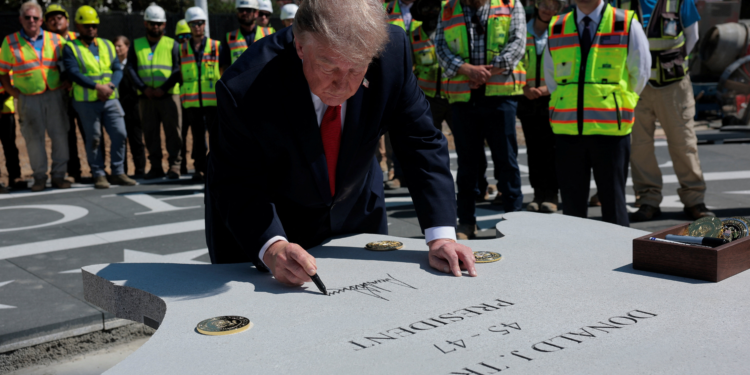 Com popularidade caindo e em meio a impasse com Irã, Trump se volta a uma obsessão: reformar a Casa Branca