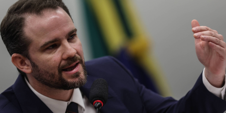 Proposta de Flávio Bolsonaro para as contas públicas é 'balela', diz Durigan