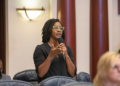 Quem é a candidata socialista que surpreendeu o Partido Democrata na Flórida