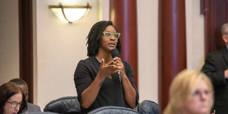 Quem é a candidata socialista que surpreendeu o Partido Democrata na Flórida