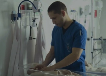 O médico que ajudou a salvar 10 recém-nascidos durante terremoto que matou centenas de pessoas na Colômbia
