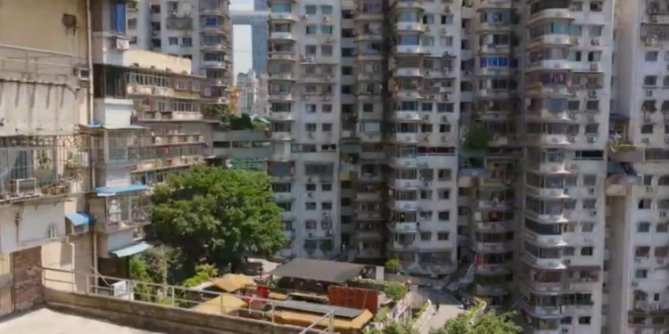 Prédios que desafiam a gravidade e ruas em andares: como é viver em Chongqing, na China
