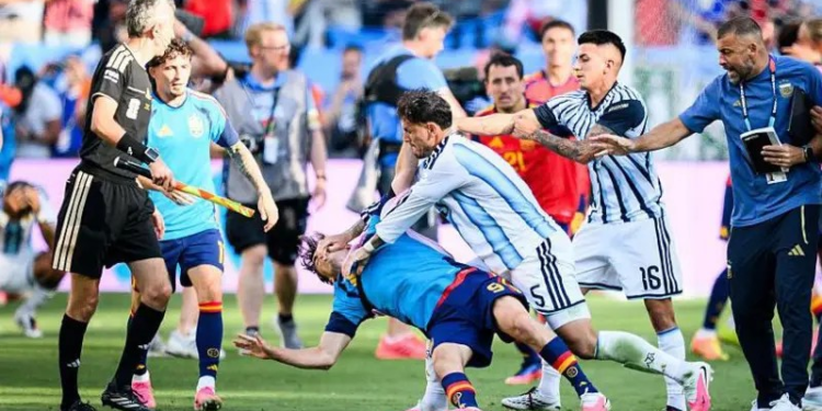 Fifa multa Argentina por faixa sobre Ilhas Falklands/Malvinas e suspende jogadores após briga na final da Copa do Mundo