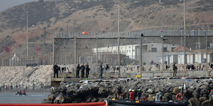 Sobe para 72 número de migrantes que morreram ao tentar entrar em Ceuta