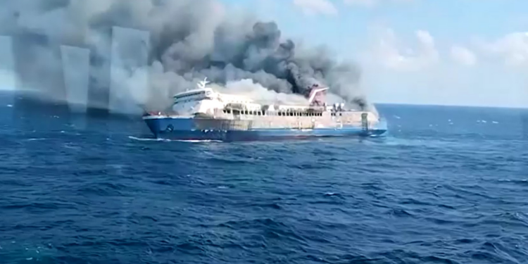 Incêndio em balsa na costa da Indonésia deixa mortos e desaparecidos; VÍDEO
