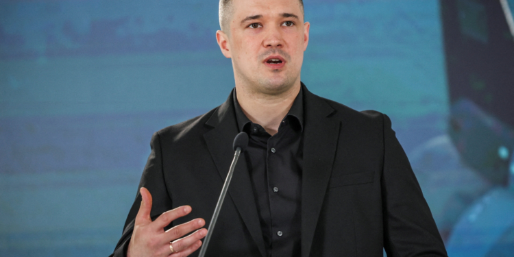 Zelensky precisa responder por corrupção no seu governo, diz ministro demitido na Ucrânia