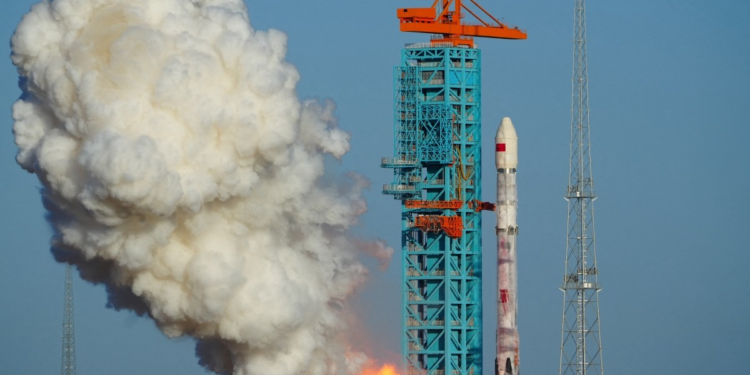 China adia missão lunar que busca água no polo sul da Lua