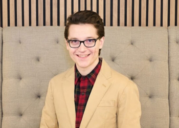Youtuber conhecido por contestar Deus anuncia que se converteu ao catolicismo
