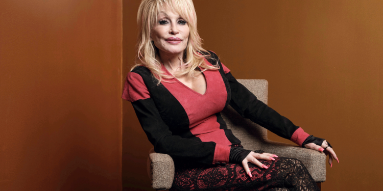 Trump lamenta morte de Dolly Parton e manda hastear bandeiras dos EUA a meio-mastro por uma semana