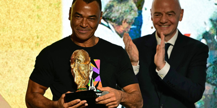 Cafu sai em defesa de Gianni Infantino e ganha apoio de Roberto Carlos