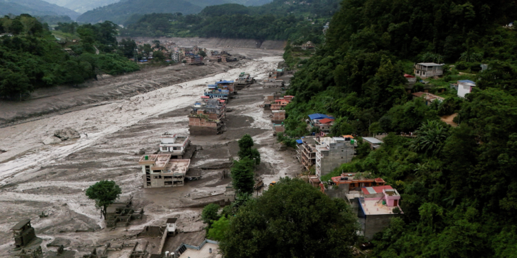 Colapso de uma geleira pode ter desencadeado a avalanche mortal no Nepal, dizem especialistas