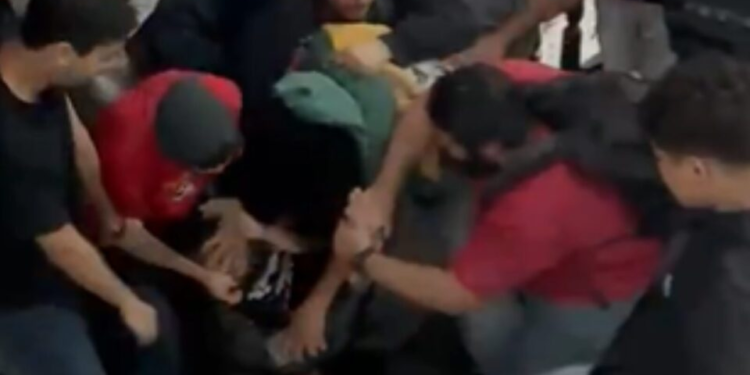Alunos da UFRJ espancam colega por usar camiseta associada ao nazismo