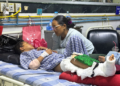 Mãe reencontra filho de 8 anos que subiu em árvores para sobreviver à avalanche no Nepal: 'Achei que tivesse morrido'