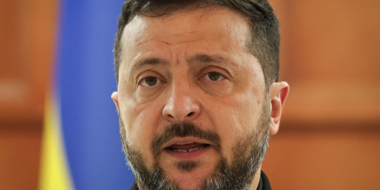 Zelensky diz que ordenou que Exército lance mil drones por dia contra a Rússia