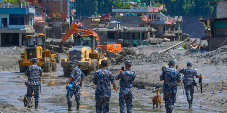 Governo do Nepal volta atrás e aceita ajuda internacional; cerca de 3 mil seguem desaparecidos