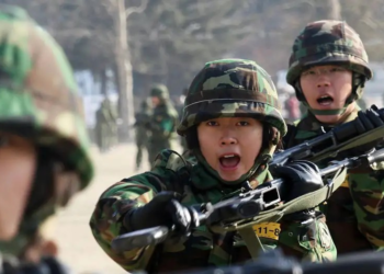 Coreia do Sul analisa obrigar mulheres a servir no Exército