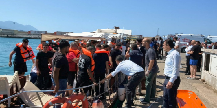 Naufrágio de balsa no norte do Chipre deixa 8 mortos e 17 desaparecidos
