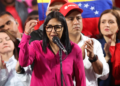 Presidente interina da Venezuela afirma manter 'soberania' em acordo petrolífero com os EUA; Trump fala em 'presente' para o povo americano