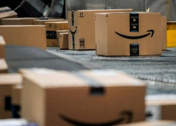 Avião cargueiro da Amazon cai perto do aeroporto de Miami, nos EUA