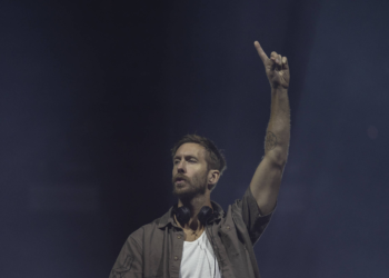 Calvin Harris faz grande rave e agita multidão no Rock in Rio debaixo de chuva