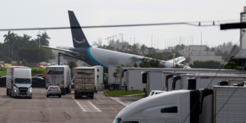 Avião cargueiro da Amazon sai da pista em Miami e deixa 5 mortos