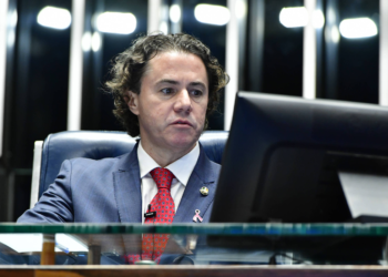Senador envia R$ 210 milhões em emendas a obra que contratou empresas de ex-funcionário na Paraíba
