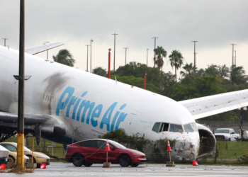 VÍDEO flagra momento em que avião da Amazon sai da pista em Miami