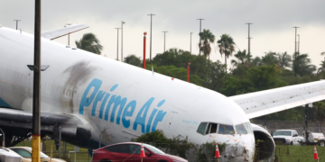 VÍDEO flagra momento em que avião da Amazon sai da pista em Miami