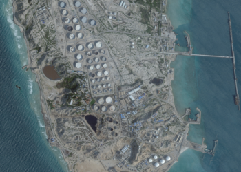 EUA atacam navios petroleiros do Irã; explosões são ouvidas na estratégica ilha de Kharg