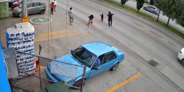 VÍDEO: Homem se joga em avenida e salva criança de ser atropelada no México