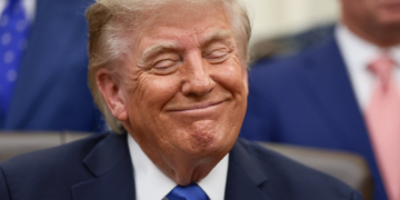 De ‘Golfo da América’ a ‘Estreito de Trump’: relembre as ofensivas do presidente dos EUA para rebatizar lugares e se auto-homenagear