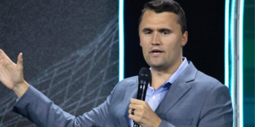 Um ano após a morte de Charlie Kirk, divisão da direita põe o seu legado à prova