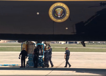 Inspeção no novo Air Force One atrasa decolagem de Trump; escorregador de emergência é acionado antes de decolagem