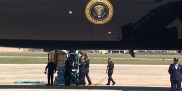 Inspeção no novo Air Force One atrasa decolagem de Trump; escorregador de emergência é acionado antes de decolagem