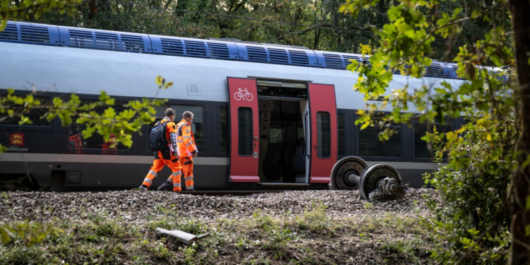 Polícia suspeita de 'sabotagem' em descarrilamento de trem que deixou 44 feridos na França