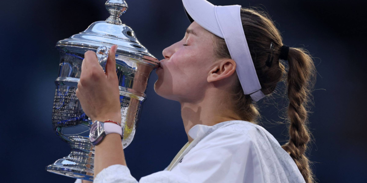 Rybakina, nº 1 do mundo, vence Sabalenka e é campeã do US Open